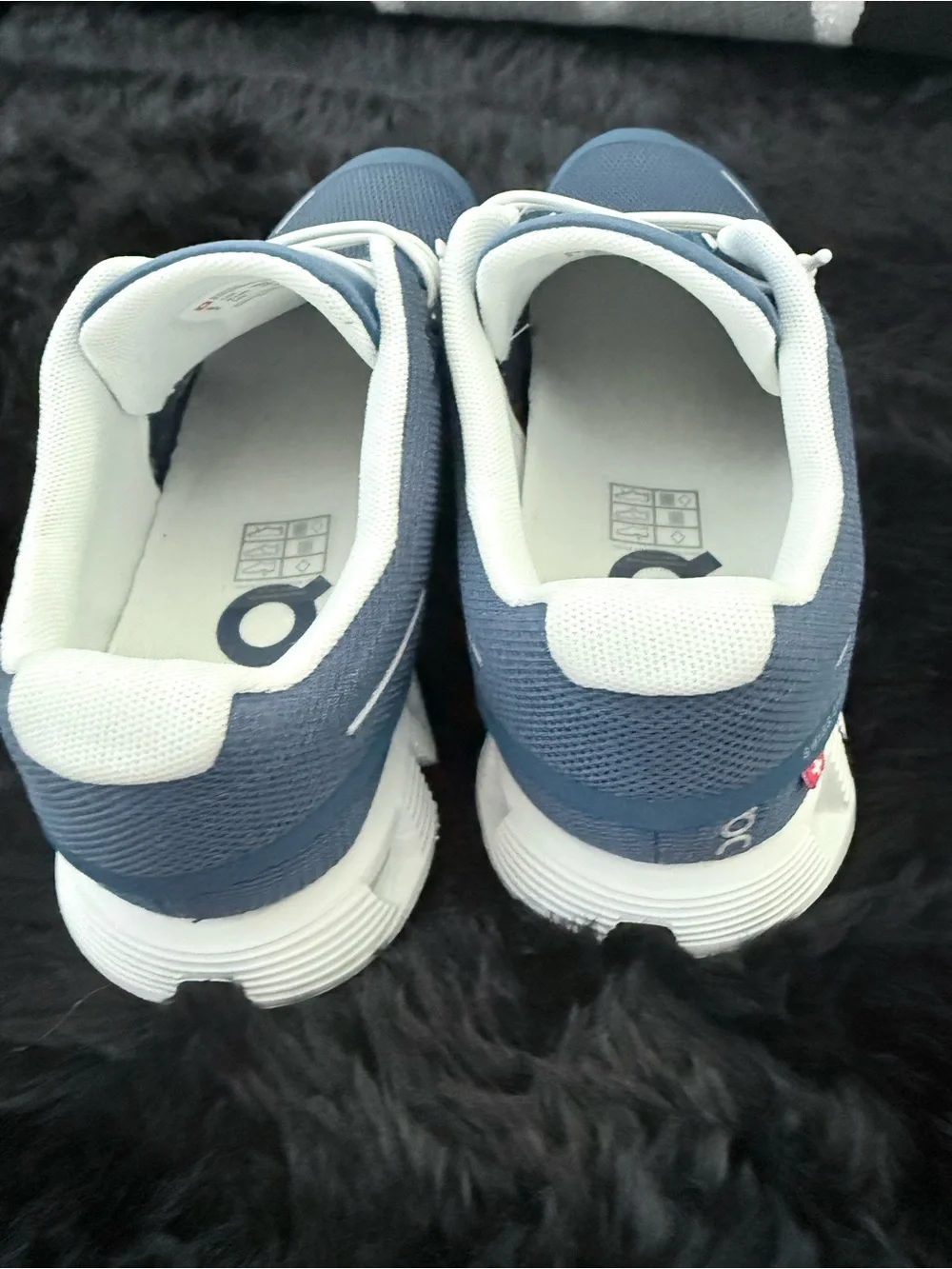 On Cloud Sneakers in navy Blue and White size 6.5